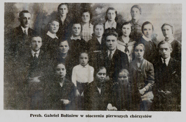 prezb. Gabriel Bołtniew w otoczeniu pierwszych chórzystów