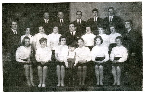 Chórzyści wraz z dyrygentem Włodzimierzem Kupryjanowem